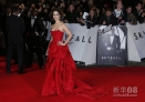 10月23日，演员贝纳妮丝·马尔洛在英国伦敦出席“007”新片《天幕坠落》全球首映式。新华社/路透 