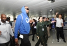 10月24日，青岛流亭国际机场边检人员引导麦克格雷迪入境。新华社记者李紫恒摄