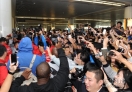 10月24日，球迷在青岛流亭国际机场迎接麦克格雷迪抵达。新华社记者李紫恒摄