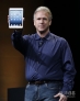 10月23日，苹果公司全球市场营销高级副总裁菲尔·席勒在美国圣何塞举行的新品发布会上展示iPad mini。新华社/美联 