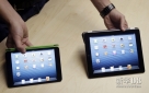 10月23日，美国圣何塞举行的苹果新品发布会上展示iPad mini（左）和9.7英寸的iPad。新华社/美联 