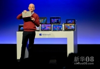 10月23日，微软全球Windows与Windows Live事业部总裁史蒂夫·西诺夫斯基在展示会现场展示平板电脑Surface。新华社发
