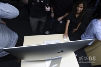 10月23日，与会者在美国圣何塞举行的苹果新品发布会上体验新iMac。新华社发