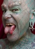 美国变脸怪人 蜥蜴人 现身西班牙 高清组图 新华08