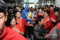 10月24日，青岛双星俱乐部代表在青岛流亭国际机场迎接麦克格雷迪。新华社记者李紫恒摄