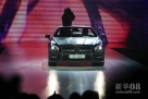 10月24日，奔驰SL级跑车亮相北京798艺术区。新华社发（万象摄）  