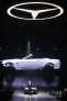 10月24日，奔驰公司代表在北京798艺术区介绍奔驰SL级跑车。新华社发（万象摄）  