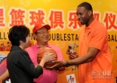 10月28日，麦克格雷迪（右一）在发布会上为嘉宾送上签名篮球。新华社记者李紫恒摄 