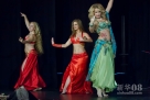 10月28日，选手们在匈牙利首都布达佩斯参加2012年匈牙利肚皮舞小姐比赛。新华社发（弗尔季·奥蒂洛摄）  
