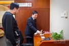 10月16日，张然向一位客户介绍工行电子银行。新华社记者 郑焕松 摄 