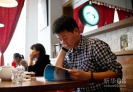 10月26日，刘杨（右）在一家咖啡馆上自习，准备金融理财师考试。新华社记者 郑焕松 摄 