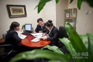 10月16日，张然（中）和另外两位理财师同事进行业务交流。新华社记者 郑焕松 摄 