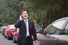10月15日，张然在外出办事的路上与客户通话。新华社记者 郑焕松 摄 