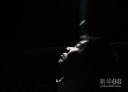 10月18日，刘杨在自家附近的路灯下。。新华社记者 郑焕松 摄 