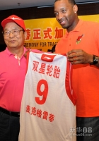 10月28日，青岛双星集团总裁汪海（左一）为麦克格雷迪颁授9号球衣。新华社记者李紫恒摄 