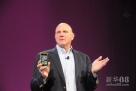10月29日，在美国旧金山，微软公司首席执行官鲍尔默展示采用微软新一代手机操作系统的手机。新华社记者李宓摄 