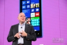 10月29日，在美国旧金山，微软公司首席执行官鲍尔默介绍微软新一代手机操作系统。新华社记者李宓摄 