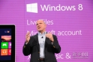 10月29日，在美国旧金山，微软公司首席执行官鲍尔默介绍微软新一代手机操作系统。新华社记者李宓摄 