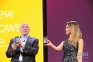 10月29日，在美国旧金山，微软公司首席执行官鲍尔默（左）与美国好莱坞明星杰西卡· 阿尔巴展示采用微软新一代手机操作系统的手机。新华社记者李宓摄 