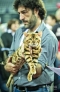 10月27日，在克罗地亚首都萨格勒布举办的世界猫展上，一名参展者抱着她的猫。新华社/西霸