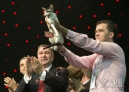 10月28日，在克罗地亚首都萨格勒布举办的世界猫展上，一名参展者高高举起他获胜的猫。新华社发（米绍·利沙宁摄）