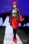 模特在“应大杯·中国时尚皮装设计大赛”上展示参赛选手的作品。新华社记者陈建力摄 