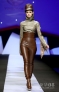 模特在“应大杯·中国时尚皮装设计大赛”上展示参赛选手的作品。新华社记者陈建力摄 
