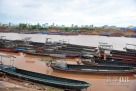 10月29日，在中越界河北仑河上，船舶被固定在岸边躲避洪水。新华社记者黄孝邦摄  