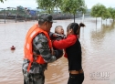 50余艘越南船只北仑河遇险 中方营救人员救起26名越南妇女儿童。新华社记者黄孝邦摄 