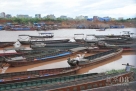 10月29日，在中越界河北仑河上，众多船舶停航躲避洪水。新华社记者黄孝邦摄  