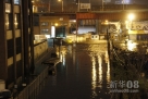  10月29日，美国纽约东河岸边低洼的街道被水淹没。  当晚，飓风“桑迪”登陆纽约，部分地区遭水淹，曼哈顿岛大面积停电，通往曼哈顿岛的交通中断。  新华社记者王成云摄 