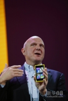 10月29日，在美国旧金山，微软公司首席执行官鲍尔默展示采用微软新一代手机操作系统的手机。新华社/法新  