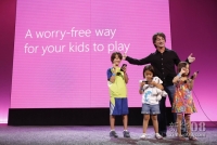 10月29日，在美国旧金山，微软公司负责手机项目的副总裁贝尔菲奥雷和他的孩子们一起介绍微软新一代手机操作系统的“儿童角”功能。新华社/法新  