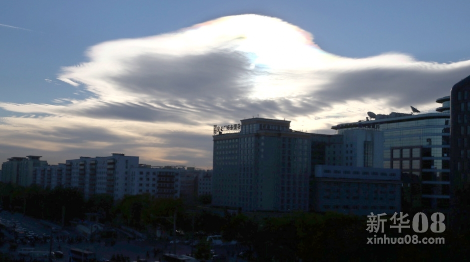 10月31日早晨8时许，记者在北京宣武门拍摄到一幅祥云美景图：太阳光从一片云彩后面照射下来，云彩在阳光映衬下形状酷似大鹏展翅，美不胜收。                   
    新华社记者 刘卫兵 摄 