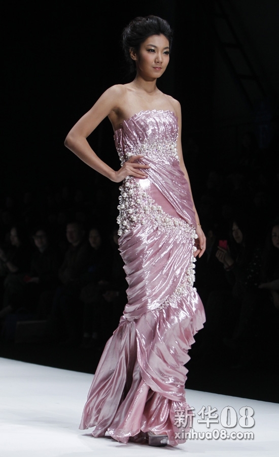 模特身着中国设计师张晶晶的高级定制服装作品走秀