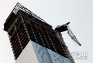 10月30日，在美国纽约曼哈顿57街，一座正在建设中的豪华住宅楼楼顶的起重机吊臂在飓风中折断。新华社记者伍婧丹摄