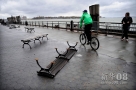 10月30日，在美国纽约炮台公园，游人从被飓风掀翻的长椅边骑车经过。新华社记者申宏摄