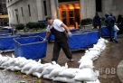 10月30日，工作人员在撤除美国纽约证券交易所外用于防水的沙袋。新华社记者申宏摄  