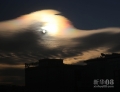 10月31日早晨8时许，记者在北京宣武门拍摄到一幅祥云美景图：太阳光从一片云彩后面照射下来，云彩在阳光映衬下形状酷似大鹏展翅，美不胜收。                   
    新华社记者 刘卫兵 摄 