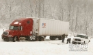 10月30日，在美国马里兰州西部的68号州际公路上，一辆大型货车和一辆轻型货车被困在积雪中。这场大雪也是横扫美国东部的飓风“桑迪”的“杰作”。新华社/路透