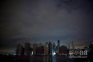 10月30日，美国纽约曼哈顿地区很多建筑电力中断。新华社/路透