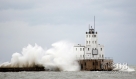 10月30日，在美国密尔沃基市的海岸边，巨浪拍打着海岸警卫队的楼房。新华社/路透