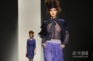9月14日，在英国伦敦举行的伦敦时装周上，模特展示设计师博拉·阿克苏的作品。新华社/EPA欧新