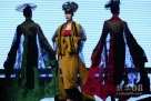 10月31日，模特在展示日本设计师小悠顺子设计的时装。新华社记者 李明放 摄 