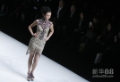 10月30日，在中国北京举行的中国国际时装周上，模特身着中国设计师张晶晶的高级定制服装作品走秀。新华社/EPA欧新  