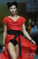 莫斯科举行的沃尔沃时装周上，模特展示俄罗斯知名设计师亚历山德拉·卡扎科娃的新款时装。新华社/俄新