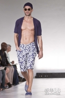 9月11 日，美国服装品牌“约翰·巴特利特”（John Bartlett）2013春夏男装秀在纽约时装周上举行。图为模特展示时装。新华社/西霸