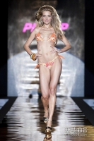 9月22日，在意大利米兰2013春/夏时装周上，模特展示Pin Up Stars品牌的设计作品。新华社/EPA欧新