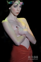 10月20日，2012年梅赛德斯-奔驰俄罗斯时装周继续在莫斯科举行。图为设计师戈加·尼卡巴泽的新款时装秀。新华社/俄新 XINHUA/RIA Novosti 