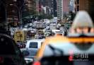 10月31日，车辆拥堵在美国纽约曼哈顿第一大道。新华社记者申宏摄